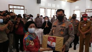 Kapolda Sulut bagikan bantuan