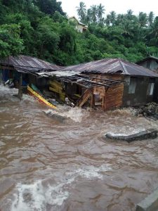 rumah diterjang ombak