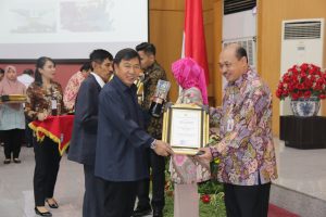 PENGHARGAAN SWASTI SABA PADAPA DARI MENTERI KESEHATAN RI ATAS KEBERHASILAN DALAM MENYELENGGARAKAN KABUPATEN SEHAT 2017