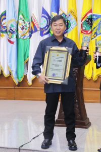 PENGHARGAAN SWASTI SABA PADAPA DARI MENTERI KESEHATAN RI ATAS KEBERHASILAN DALAM MENYELENGGARAKAN KABUPATEN SEHAT 2017..